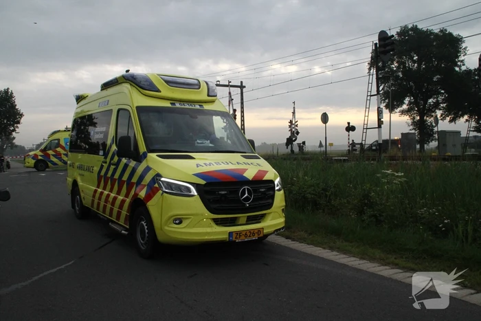 Bestelbus en auto botsen met elkaar