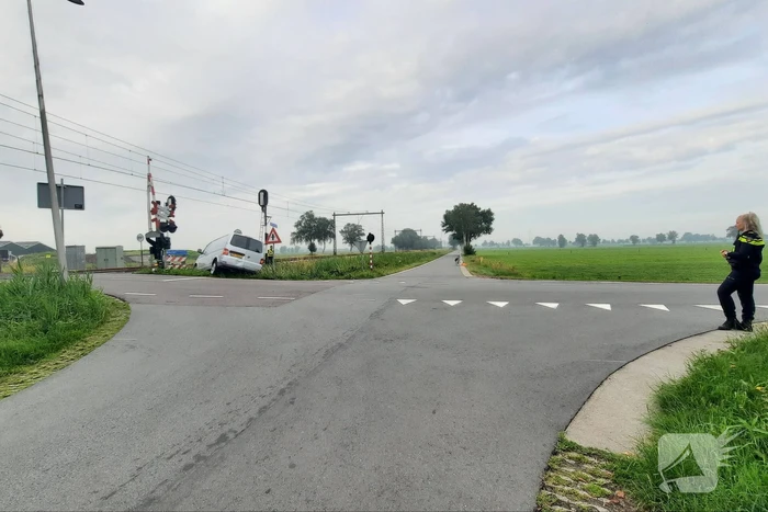 Bestelbus en auto botsen met elkaar