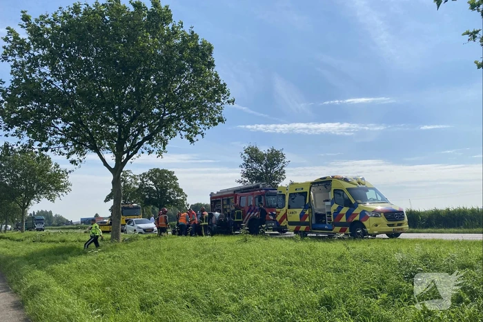 Auto raakt van de weg en botst frontaal op boom