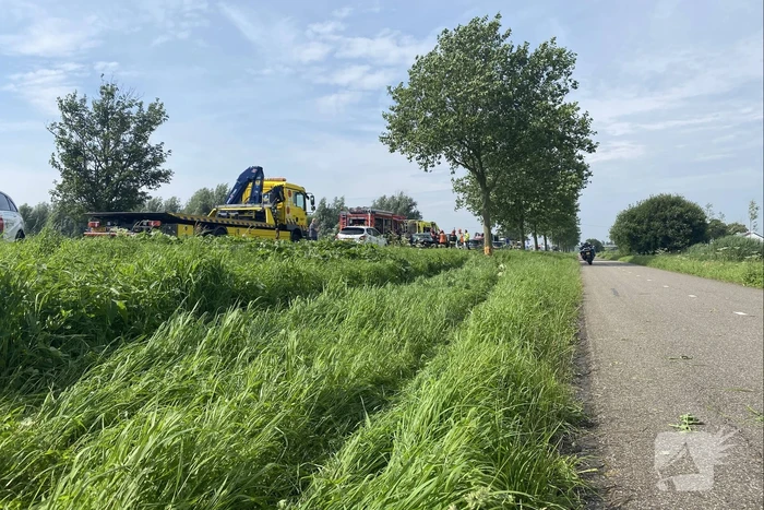 Auto raakt van de weg en botst frontaal op boom