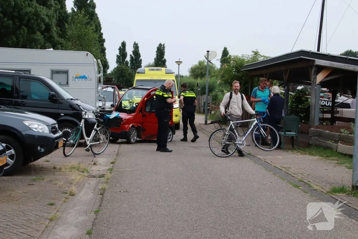 Vrouw op fiets gaat onderuit na botsing met Canta-brommobiel