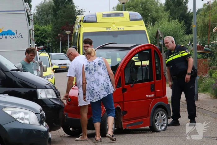 Vrouw op fiets gaat onderuit na botsing met Canta-brommobiel
