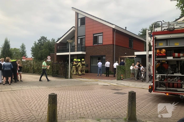 Brandweer blust brand in woning