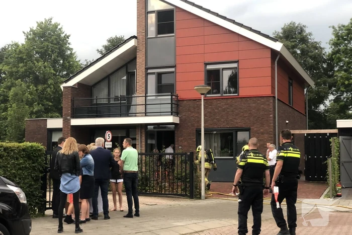 Brandweer blust brand in woning