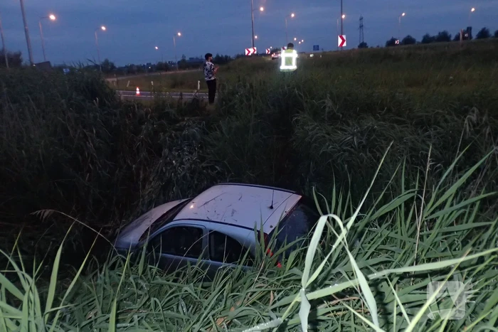 Bestuurder verliest macht over het stuur en belandt in sloot