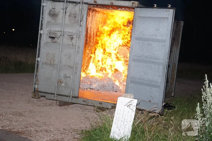 Brandweer blust brand in container
