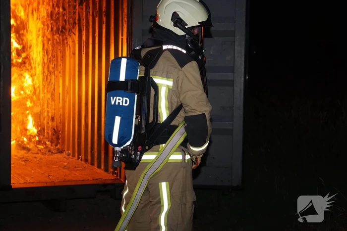 Brandweer blust brand in container