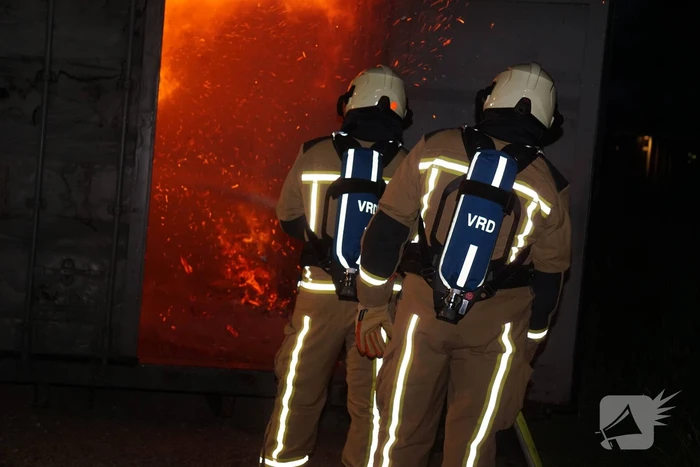 Brandweer blust brand in container