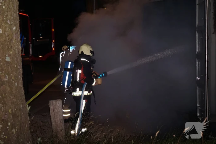 Brandweer blust brand in container