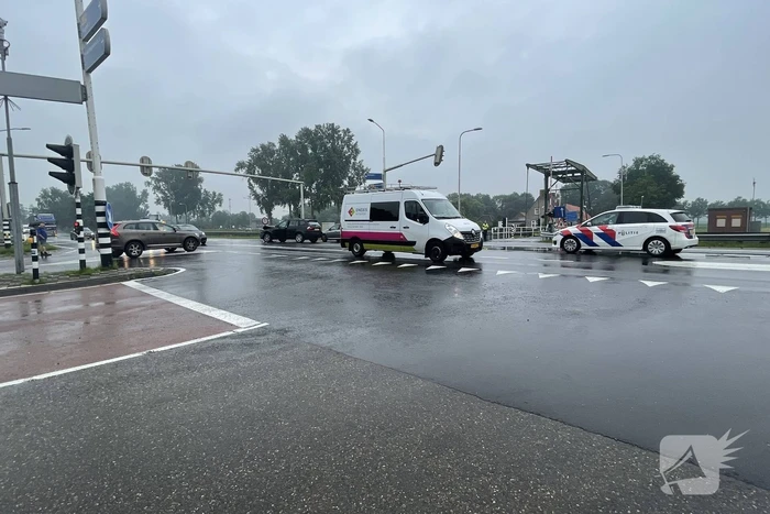 Twee personenwagens botsen op kruising
