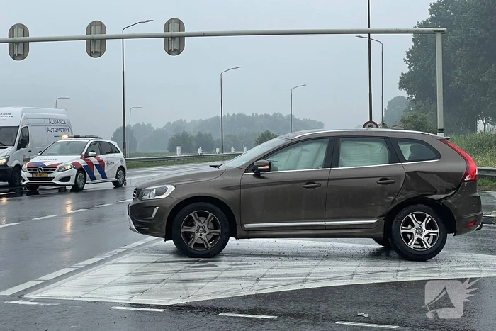 Twee personenwagens botsen op kruising