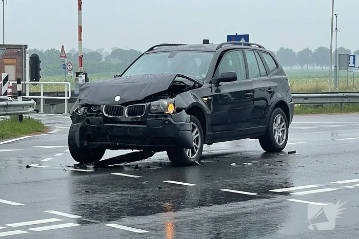 Twee personenwagens botsen op kruising