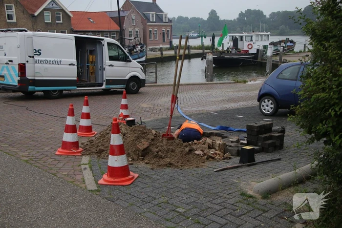 Parkeerplaats opengebroken door waterlekkage