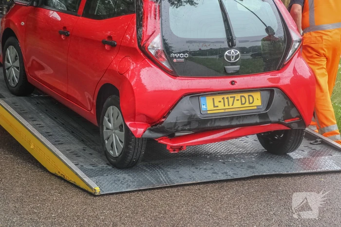Kop-staart botsing tussen twee personenwagens