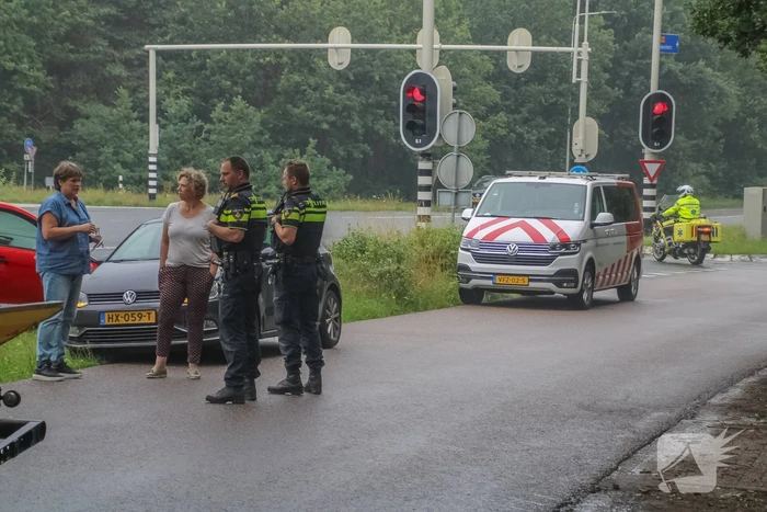 Kop-staart botsing tussen twee personenwagens