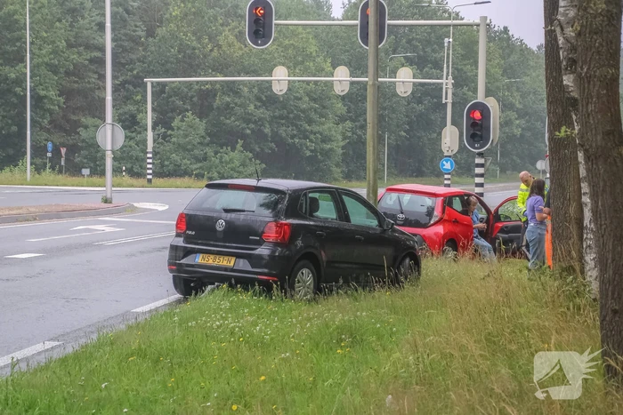 Kop-staart botsing tussen twee personenwagens
