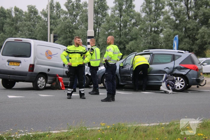 Bestelbus en personenauto met elkaar in botsing