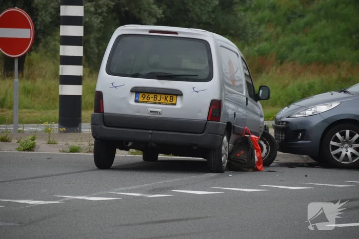 Bestelbus en personenauto met elkaar in botsing
