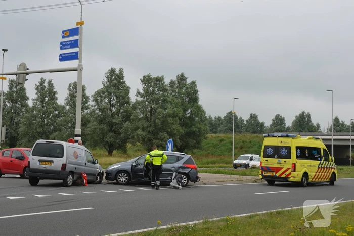 Bestelbus en personenauto met elkaar in botsing