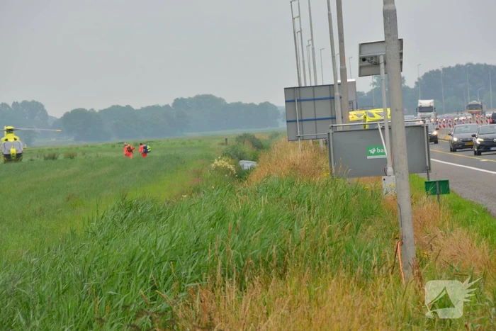 Persoon belandt in sloot met auto en raakt ernstig gewond