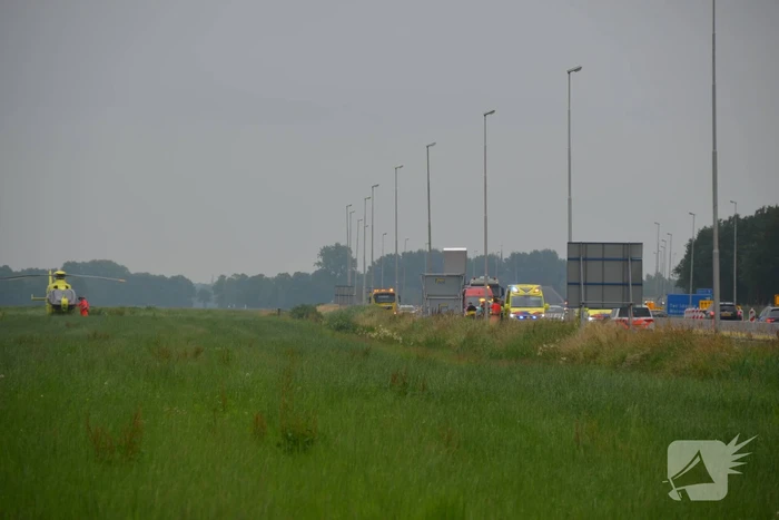 Persoon belandt in sloot met auto en raakt ernstig gewond