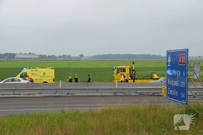 Persoon belandt in sloot met auto en raakt ernstig gewond