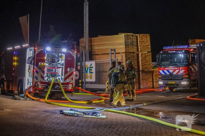 Brand in loods op bedrijventerrein