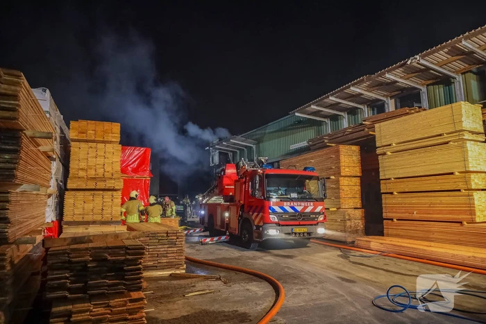 Brand in loods op bedrijventerrein