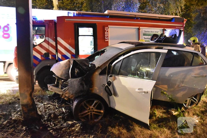 Auto vliegt in brand na aanrijding met ANWB portaal