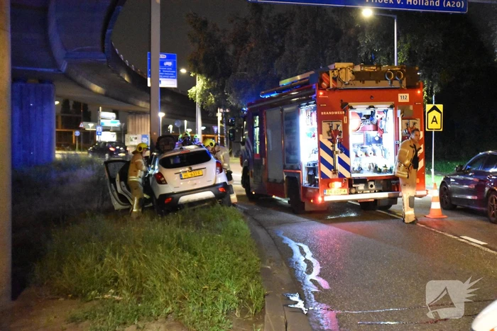 Auto vliegt in brand na aanrijding met ANWB portaal