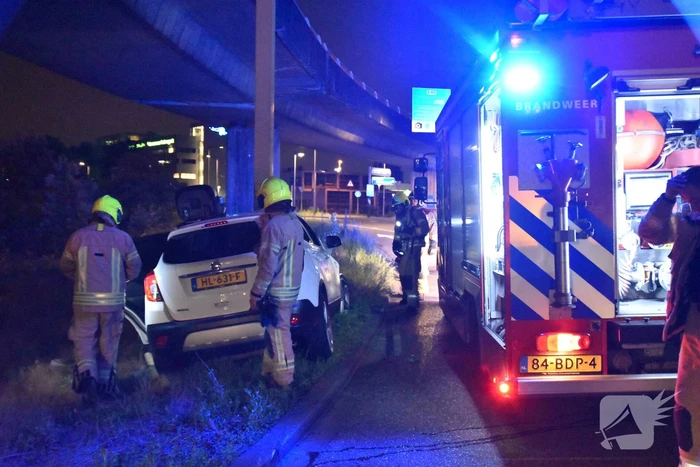 Auto vliegt in brand na aanrijding met ANWB portaal