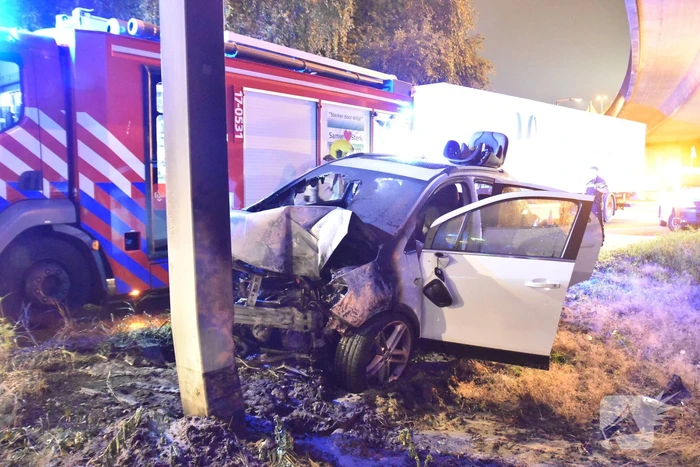 Auto vliegt in brand na aanrijding met ANWB portaal