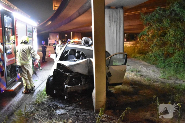 Auto vliegt in brand na aanrijding met ANWB portaal