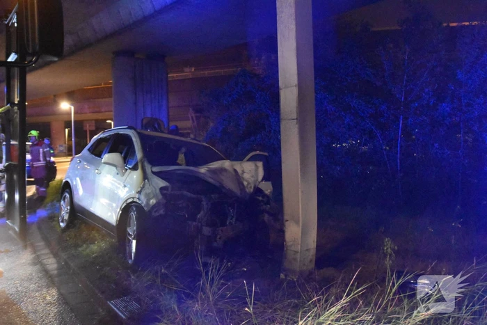 Auto vliegt in brand na aanrijding met ANWB portaal