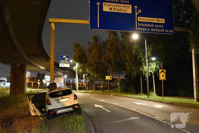 Auto vliegt in brand na aanrijding met ANWB portaal