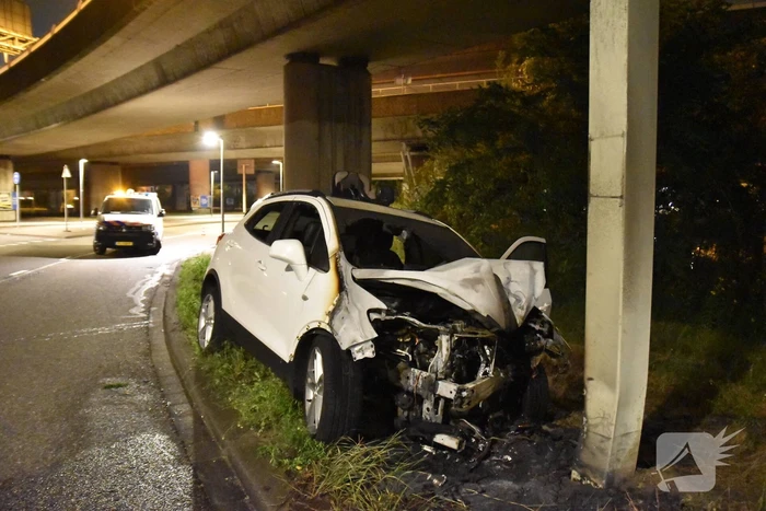 Auto vliegt in brand na aanrijding met ANWB portaal