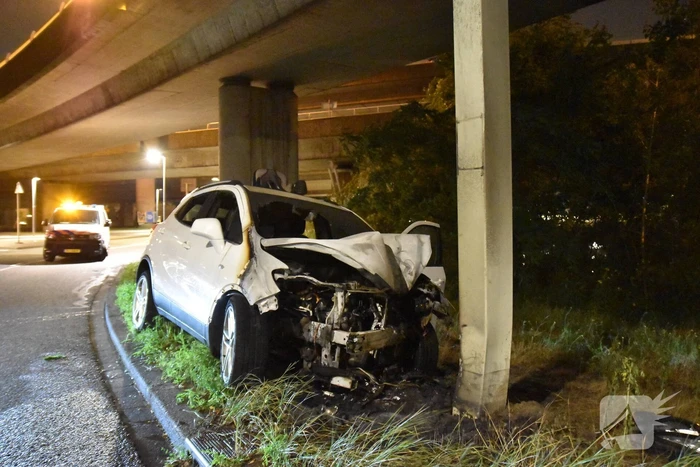 Auto vliegt in brand na aanrijding met ANWB portaal