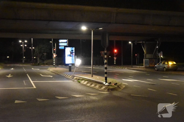Auto vliegt in brand na aanrijding met ANWB portaal
