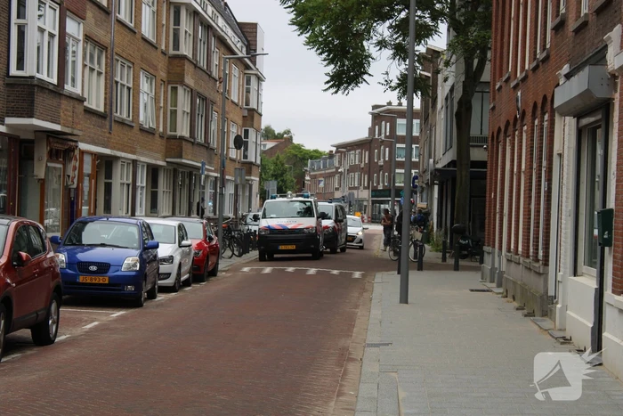 Man slaat ramen en deur in van thuiszorgwinkel Nisanur Zorg
