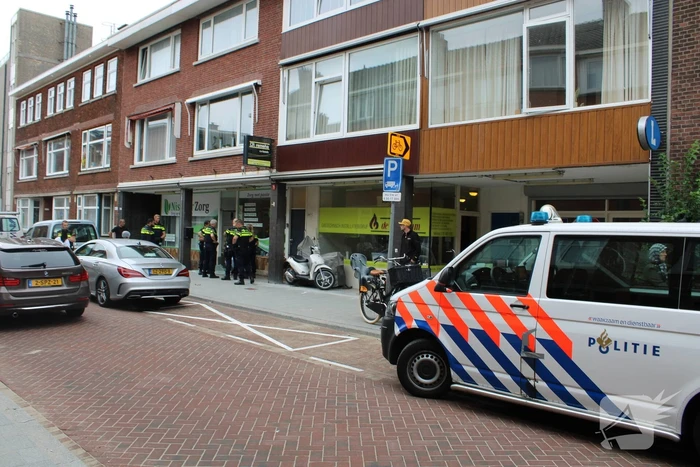Man slaat ramen en deur in van thuiszorgwinkel Nisanur Zorg