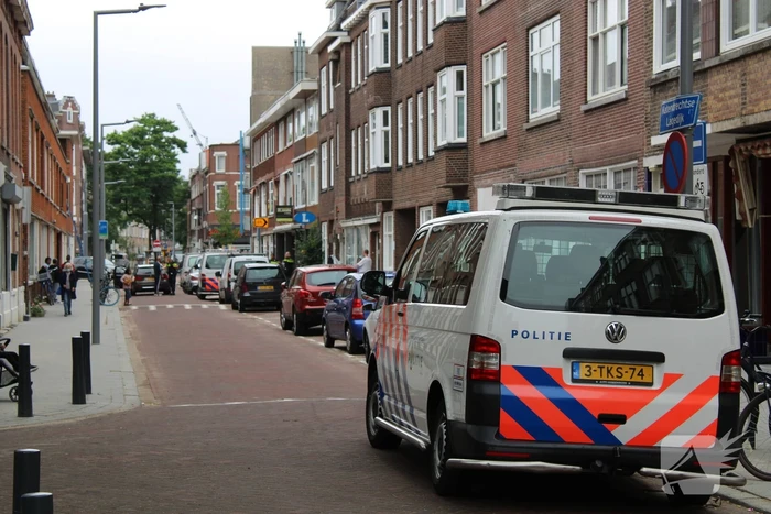 Man slaat ramen en deur in van thuiszorgwinkel Nisanur Zorg