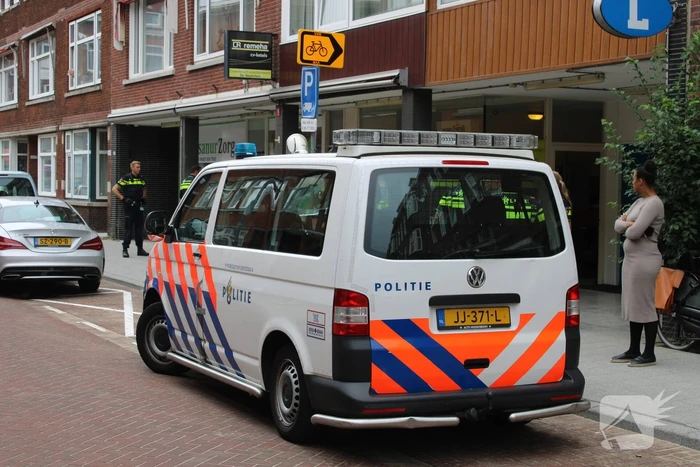 Man slaat ramen en deur in van thuiszorgwinkel Nisanur Zorg
