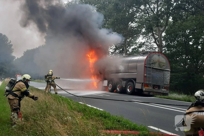 Vrachtwagen volledig verwoest door brand