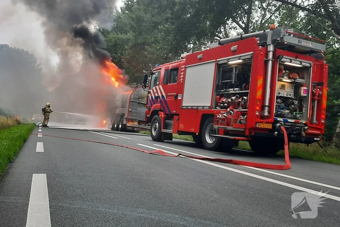Vrachtwagen volledig verwoest door brand