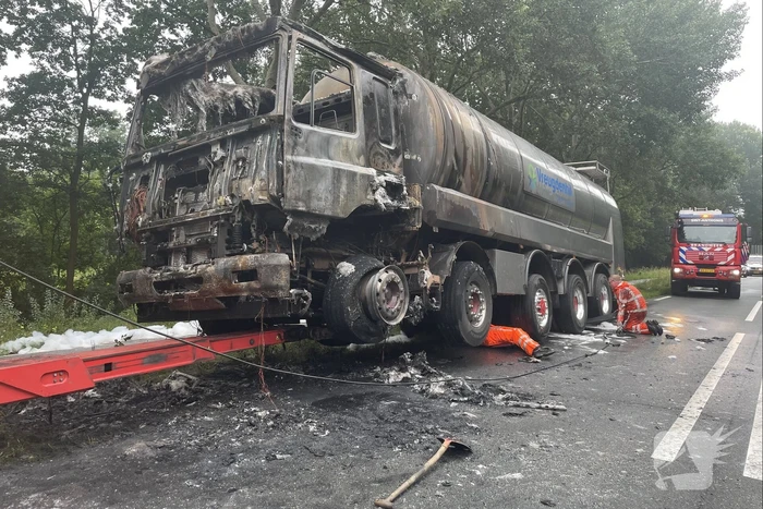 Vrachtwagen volledig verwoest door brand