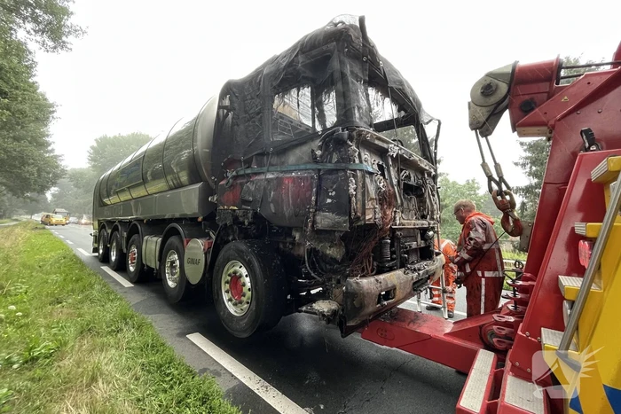 Vrachtwagen volledig verwoest door brand