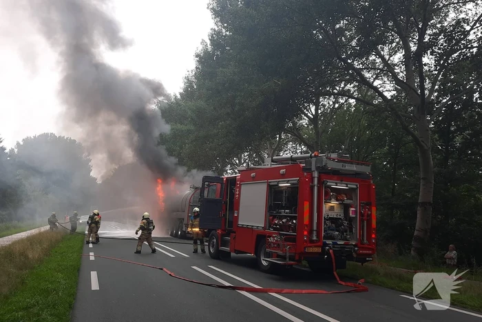 Vrachtwagen volledig verwoest door brand