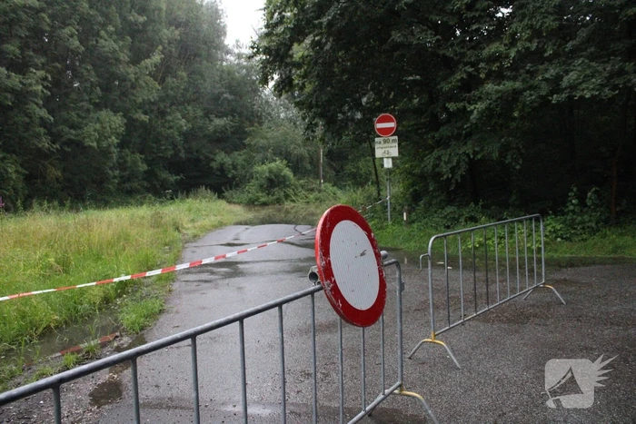 Auto gaat kopje-onder