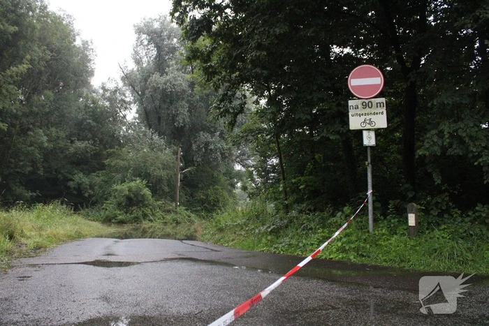 Auto gaat kopje-onder