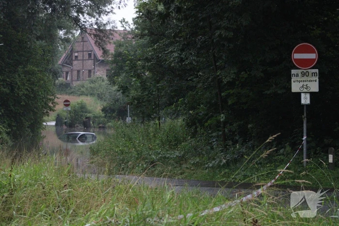 Auto gaat kopje-onder
